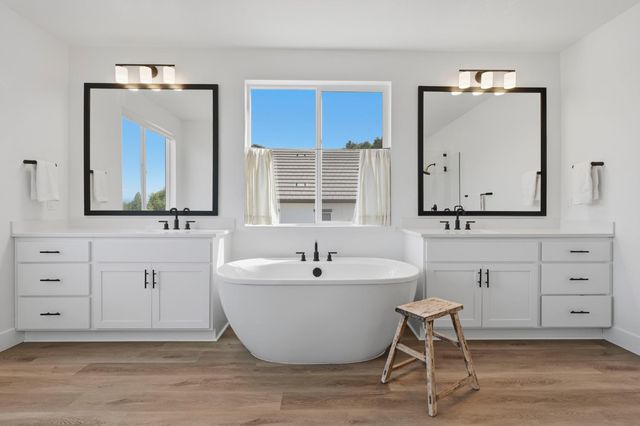 451 Canyon Creek Dr, Auburn, CA 95603