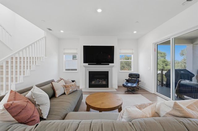 451 Canyon Creek Dr, Auburn, CA 95603