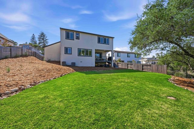 451 Canyon Creek Dr, Auburn, CA 95603