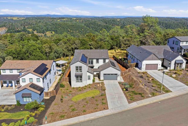 451 Canyon Creek Dr, Auburn, CA 95603