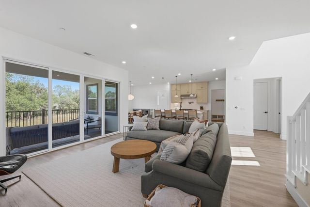 451 Canyon Creek Dr, Auburn, CA 95603