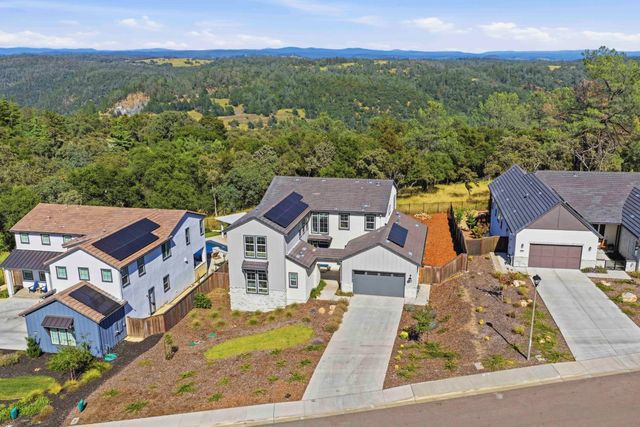 451 Canyon Creek Dr, Auburn, CA 95603