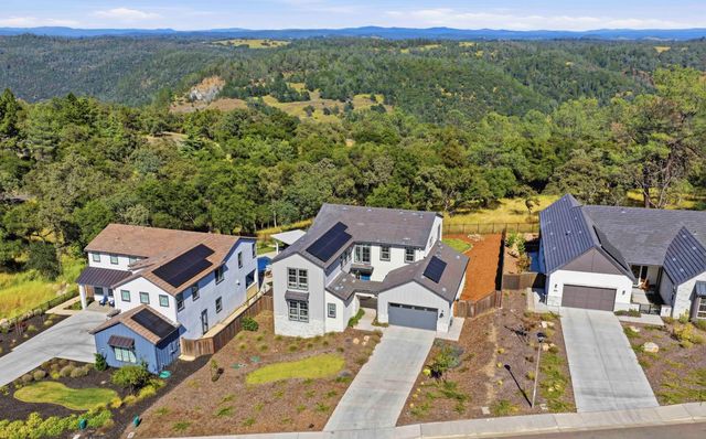 451 Canyon Creek Dr, Auburn, CA 95603