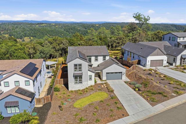 451 Canyon Creek Dr, Auburn, CA 95603