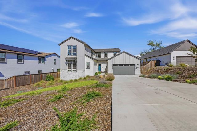 451 Canyon Creek Dr, Auburn, CA 95603