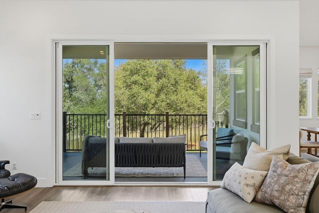 451 Canyon Creek Dr, Auburn, CA 95603