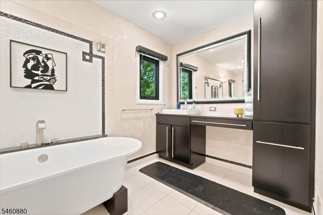 2 Sweet Briar Ct, Montgomery Twp., NJ 08502