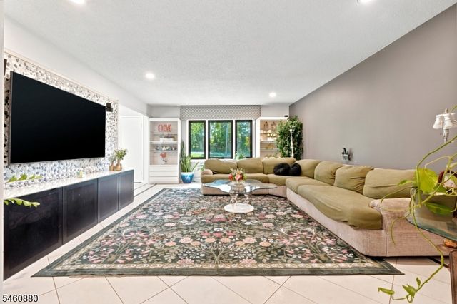 2 Sweet Briar Ct, Montgomery Twp., NJ 08502