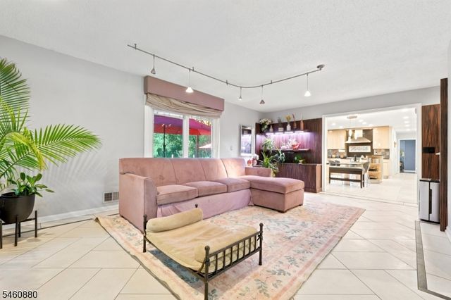 2 Sweet Briar Ct, Montgomery Twp., NJ 08502