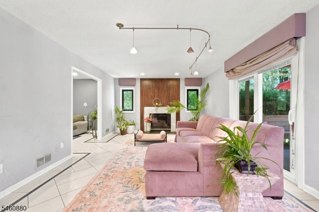 2 Sweet Briar Ct, Montgomery Twp., NJ 08502