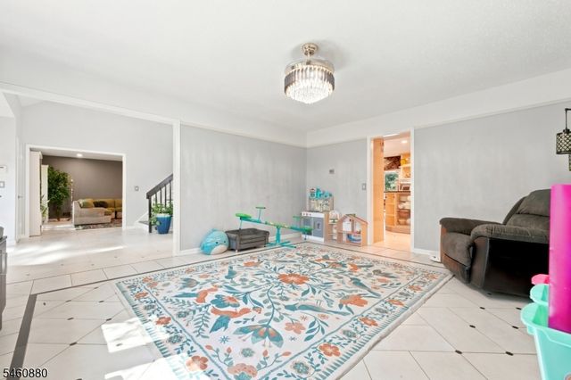 2 Sweet Briar Ct, Montgomery Twp., NJ 08502