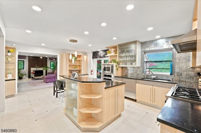2 Sweet Briar Ct, Montgomery Twp., NJ 08502