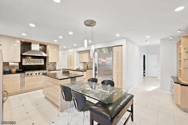 2 Sweet Briar Ct, Montgomery Twp., NJ 08502