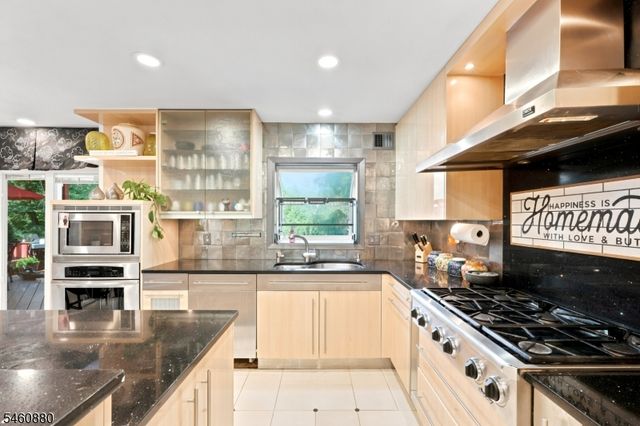 2 Sweet Briar Ct, Montgomery Twp., NJ 08502