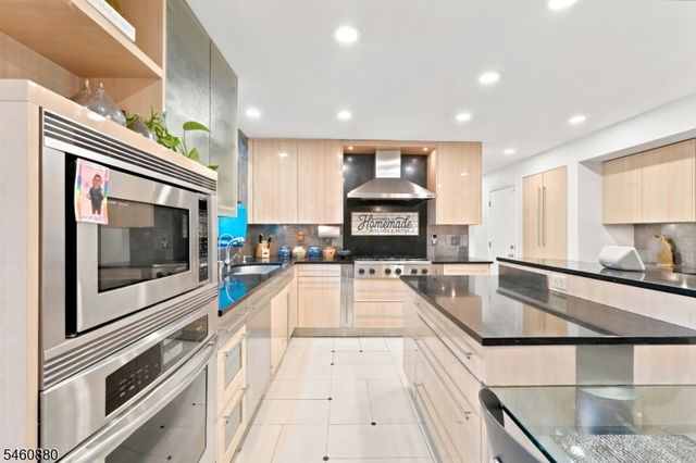 2 Sweet Briar Ct, Montgomery Twp., NJ 08502