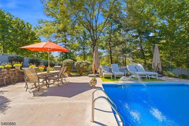 2 Sweet Briar Ct, Montgomery Twp., NJ 08502