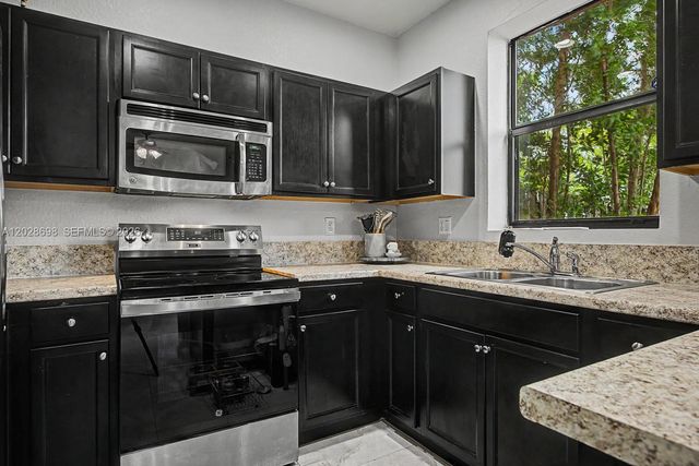 215 SE 37th Place, Homestead, FL 33033