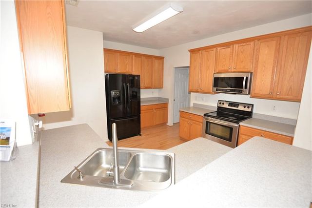 10455 Sylvia CIR, Windsor, VA 23487