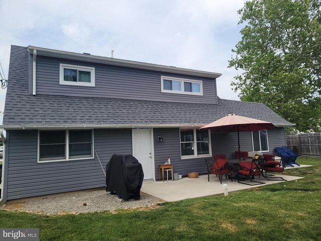 190 NORTHPARK DR, Levittown, PA 19054