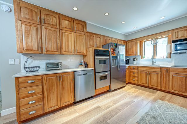20 Bayside Avenue, Medford, NY 11763