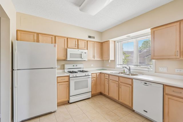 7450 N Lincoln Avenue 204, Skokie, IL 60076
