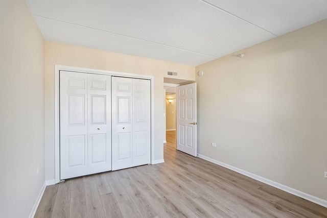 7450 N Lincoln Avenue 204, Skokie, IL 60076