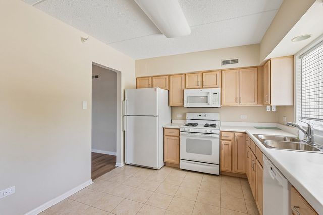 7450 N Lincoln Avenue 204, Skokie, IL 60076
