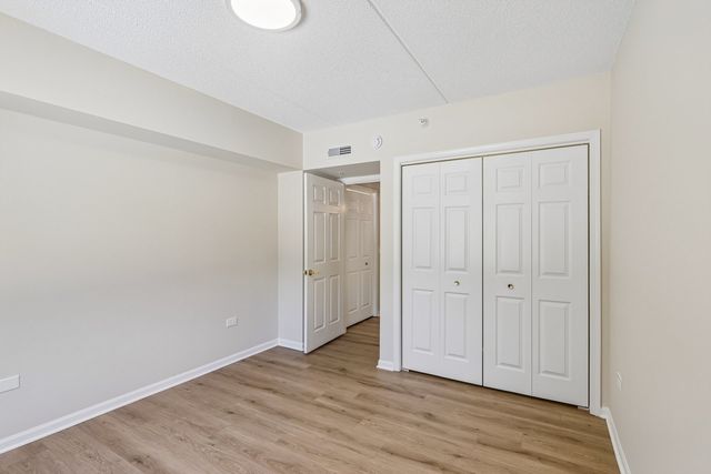 7450 N Lincoln Avenue 204, Skokie, IL 60076