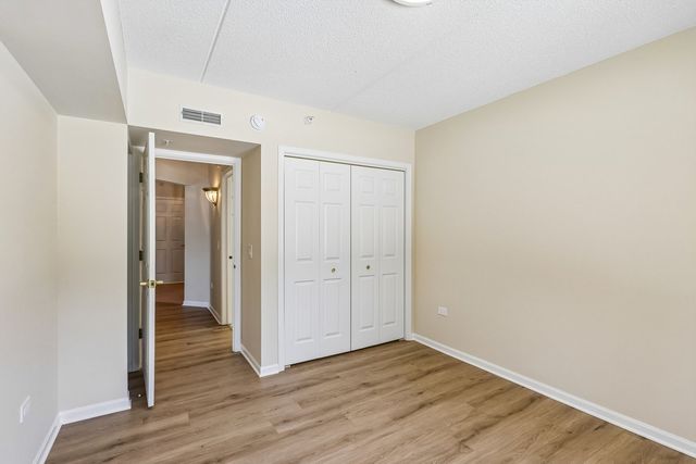 7450 N Lincoln Avenue 204, Skokie, IL 60076