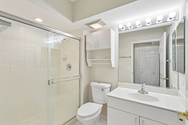 7450 N Lincoln Avenue 204, Skokie, IL 60076