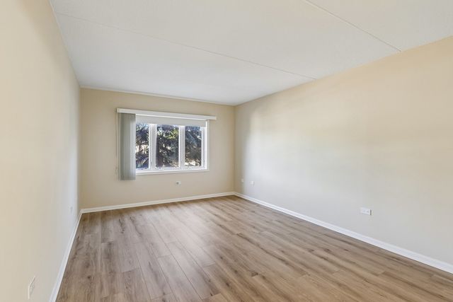 7450 N Lincoln Avenue 204, Skokie, IL 60076
