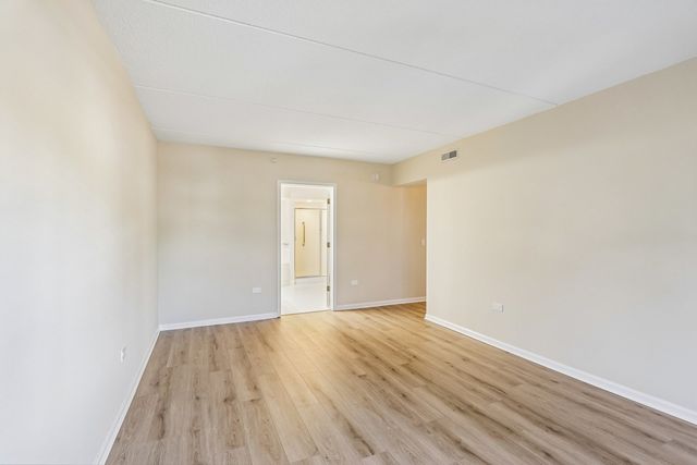 7450 N Lincoln Avenue 204, Skokie, IL 60076