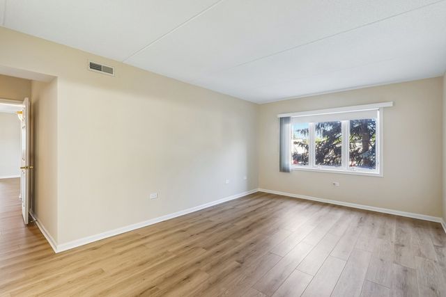 7450 N Lincoln Avenue 204, Skokie, IL 60076