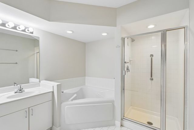 7450 N Lincoln Avenue 204, Skokie, IL 60076