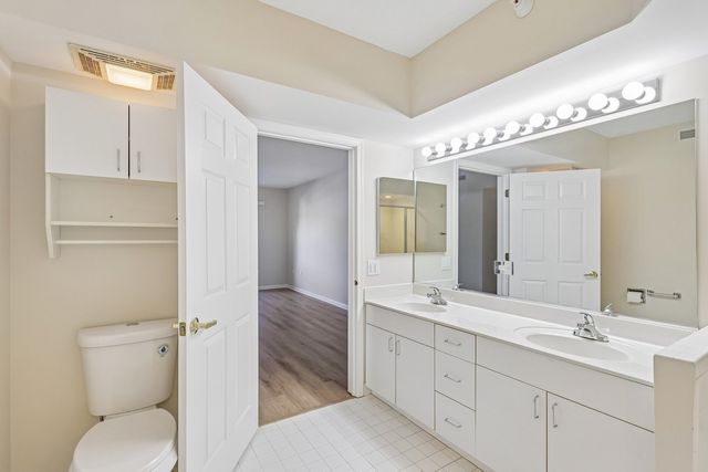 7450 N Lincoln Avenue 204, Skokie, IL 60076