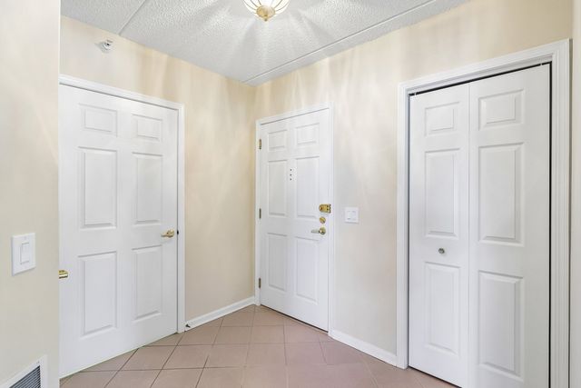 7450 N Lincoln Avenue 204, Skokie, IL 60076