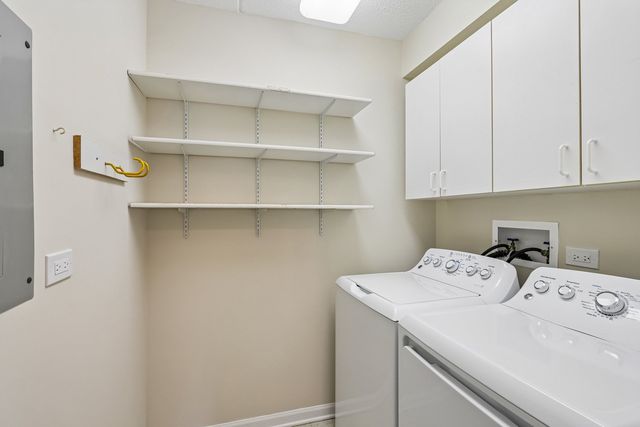 7450 N Lincoln Avenue 204, Skokie, IL 60076