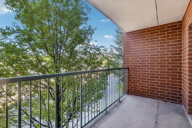 7450 N Lincoln Avenue 204, Skokie, IL 60076
