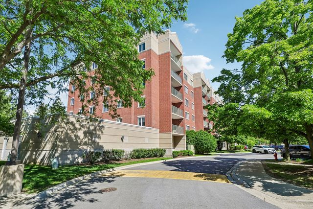 7450 N Lincoln Avenue 204, Skokie, IL 60076
