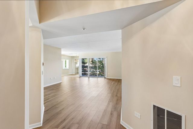 7450 N Lincoln Avenue 204, Skokie, IL 60076