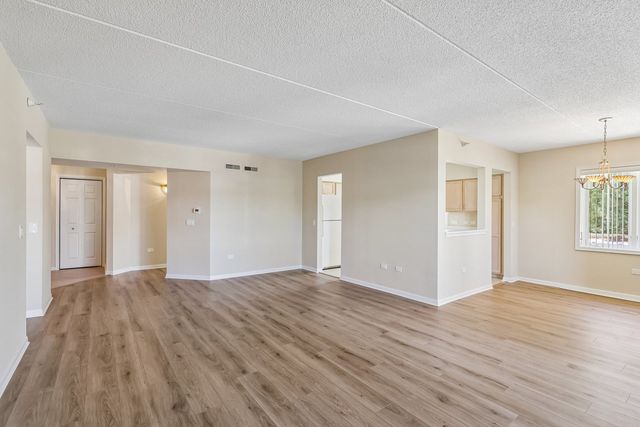 7450 N Lincoln Avenue 204, Skokie, IL 60076