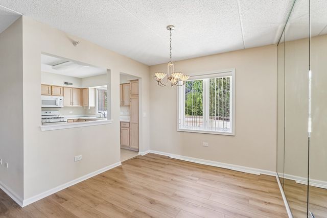 7450 N Lincoln Avenue 204, Skokie, IL 60076
