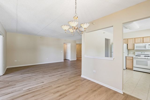 7450 N Lincoln Avenue 204, Skokie, IL 60076