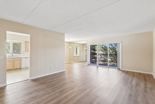 7450 N Lincoln Avenue 204, Skokie, IL 60076