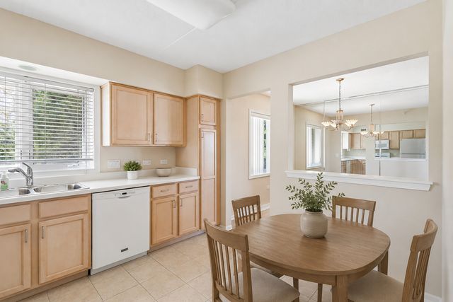7450 N Lincoln Avenue 204, Skokie, IL 60076