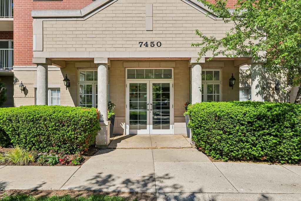 7450 N Lincoln Avenue 204, Skokie, IL 60076