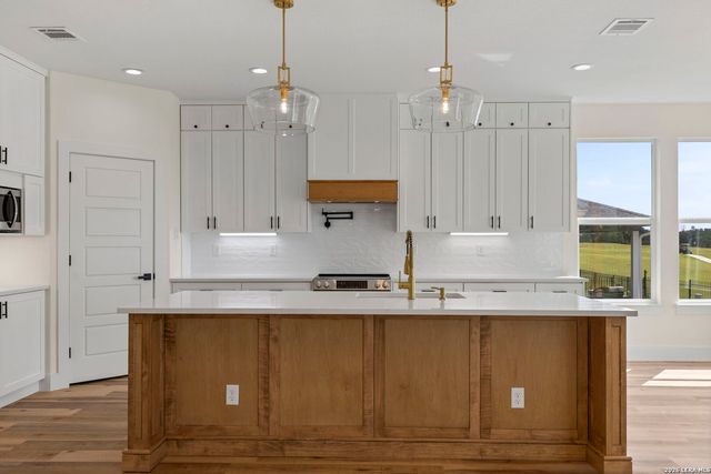 165 Whitewing Way, Floresville, TX 78114