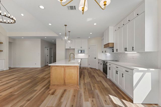 165 Whitewing Way, Floresville, TX 78114