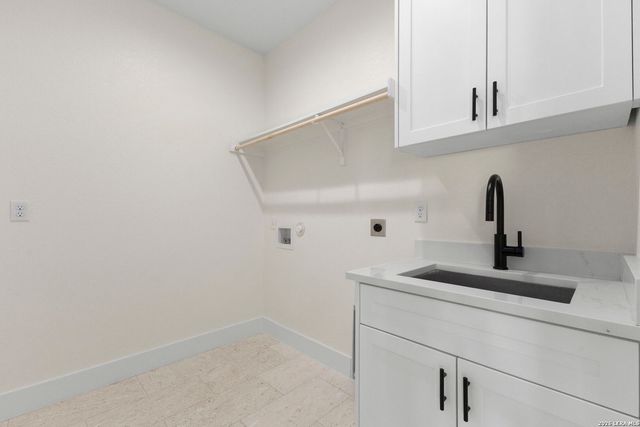 165 Whitewing Way, Floresville, TX 78114