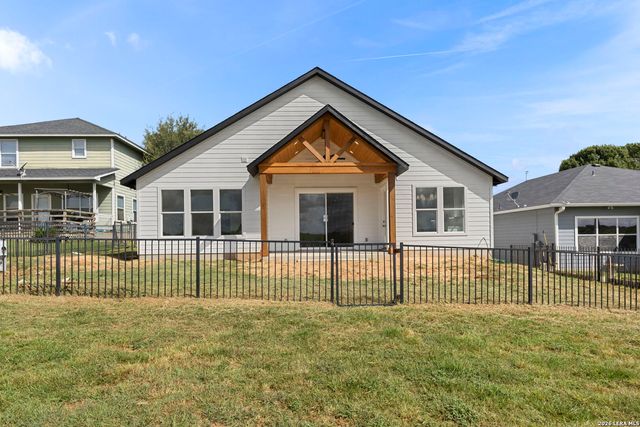 165 Whitewing Way, Floresville, TX 78114